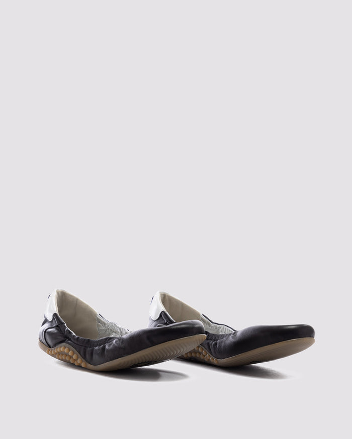 Side angle of black flat